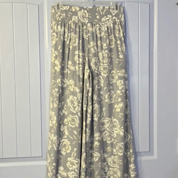 Jack by BB Dakota Blueish-Gray Wide Leg Boho Resort Floral Pants ~ Size Medium - Picture 4 of 13